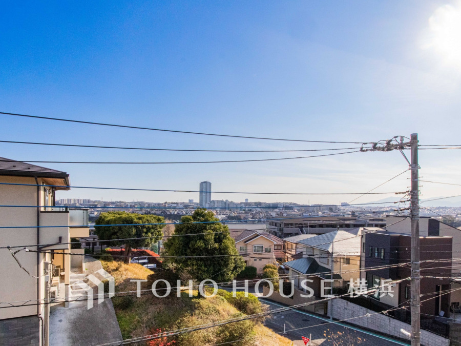 陽射しとともに、少しずつ装いを変える街の景観から、星空が地上に映りこむかのような夜景の煌きまで、この街ならではの美しい風景。手を伸ばせば触れることができそうな潤う翠、広がり豊かな眺望も魅力。