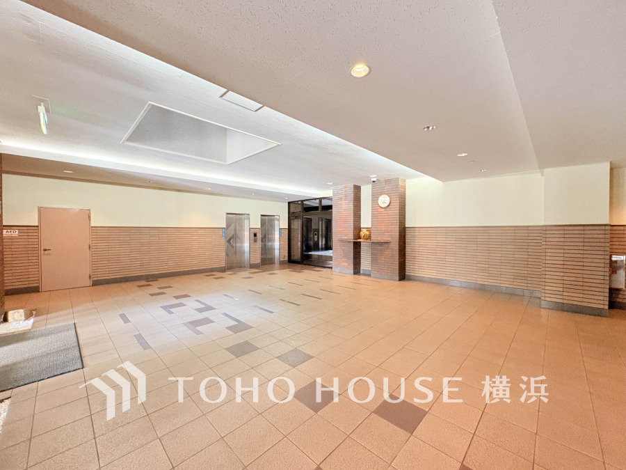 上品で清潔感があるエントランスは住人やゲストを迎え入れ、そして送り出す場にふさわしい上質な空間です。プライベート感が高まるシックな装いのエントランス。