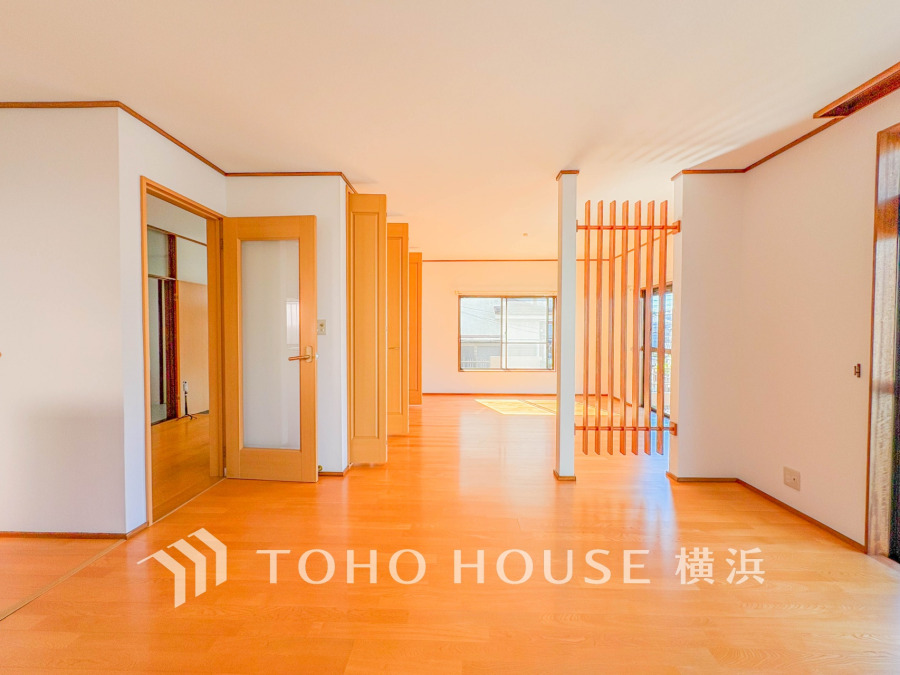 光と風が溢れる開放的なリビングダイニングには自然と家族みんなが集まってきます。明るく穏やかな空気の中で飲んだり、食べたり、笑ったり。