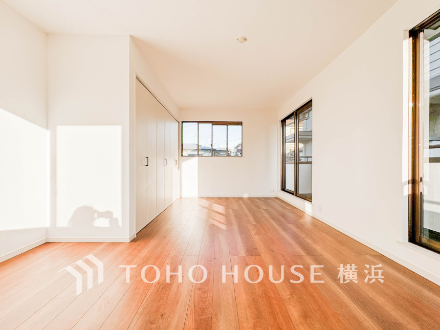 陽光が差し込む広々とした空間。大きな窓と収納が備わり、快適な暮らしを実現します。