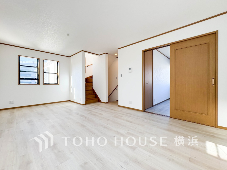 柔らかな色合いのフローリングと清潔感の溢れるクロスが明るい空間を創り出しているリビングダイニング。憩いの場に相応しく、ここで楽しむ家族の時間が絆をより深めてくれそうです。