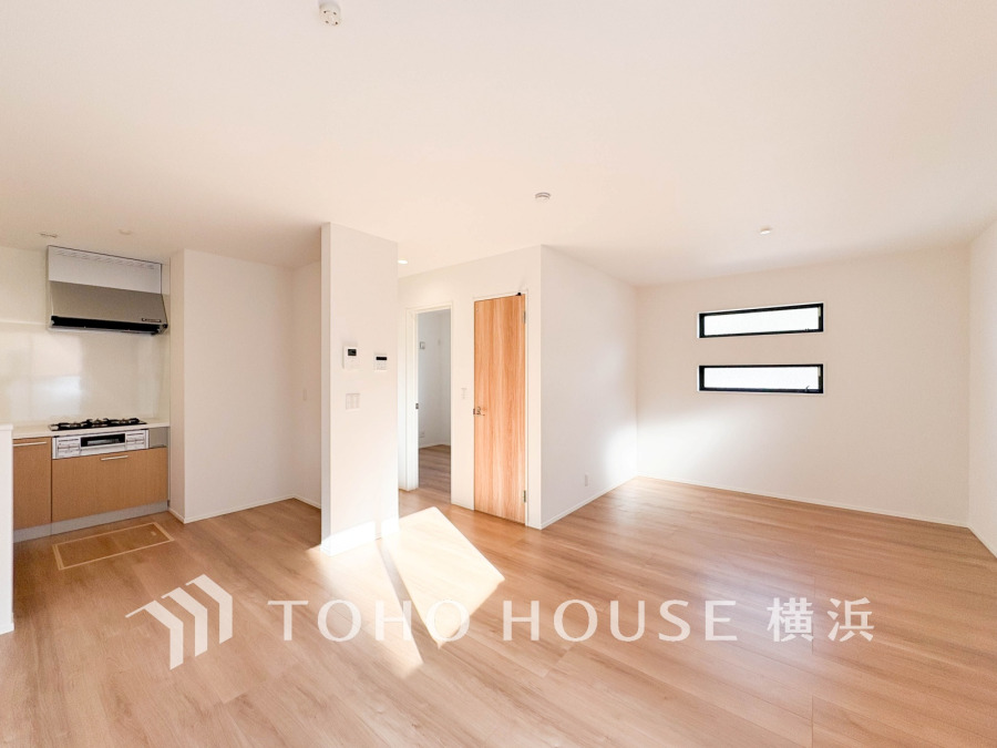 明るい自然光が差し込む、シンプルで開放的なリLDK。