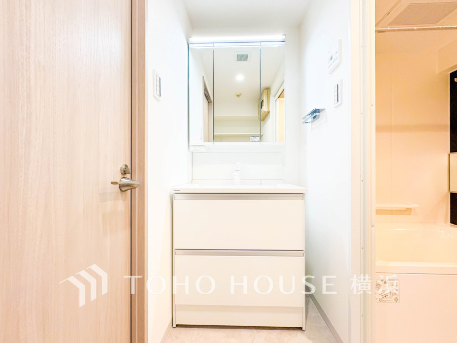 清潔感のあるプライベート空間は、身だしなみチェックや肌のお手入れに最適です。収納もあり、スッキリと見映えの良い空間に拵えました。時間に余裕とゆとりを持たせます。