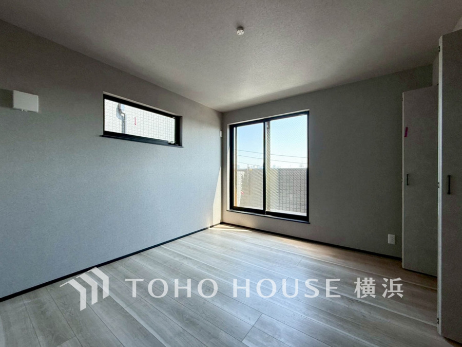 大きな窓からは快適な光を取り入れ、通気性能を上げる事で居心地の良い空間を演出します。多くの時間を過ごす住まいだからこそ、いつも快適な場所であるように心掛けています。