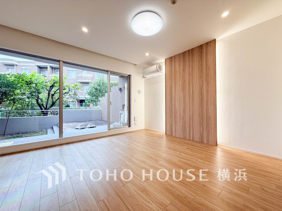 和やかで洗練された空間の演出。寛ぎとコミュニケーションを育む居心地のよい場所。やわらかな陽射しが降り注ぎ、室内に開放感と爽快感をもたらします。