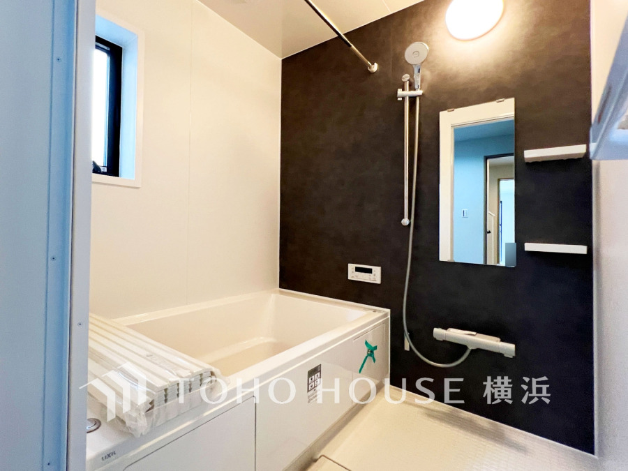 心地よいリラックスを叶える清潔感溢れる美しい空間。快適で機能的なバスルームです。
