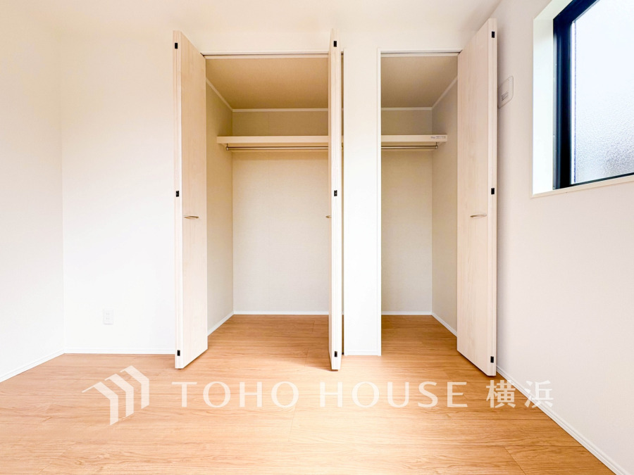 明るく清潔感のある室内に、大容量の収納スペースを備えた使い勝手の良いクローゼット付きの居室です。