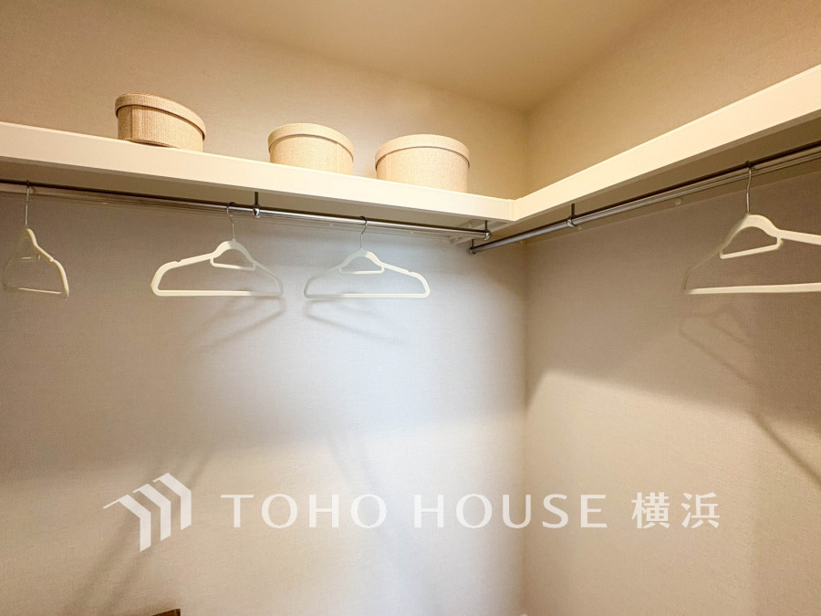 大容量のウォークインクローゼを完備。衣類から小物まで効率よく整理できる便利なスペースです。