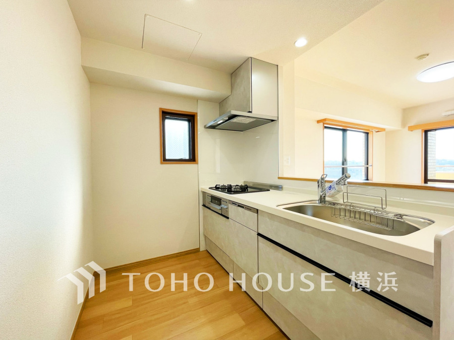 新規交換された清潔感溢れるシステムキッチン。リビングが見渡せるスタイリッシュな対面式です。
