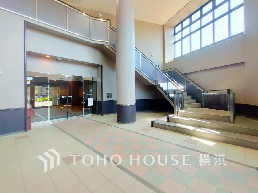 柔らかな光溢れる開放的なエントランスホールです。
