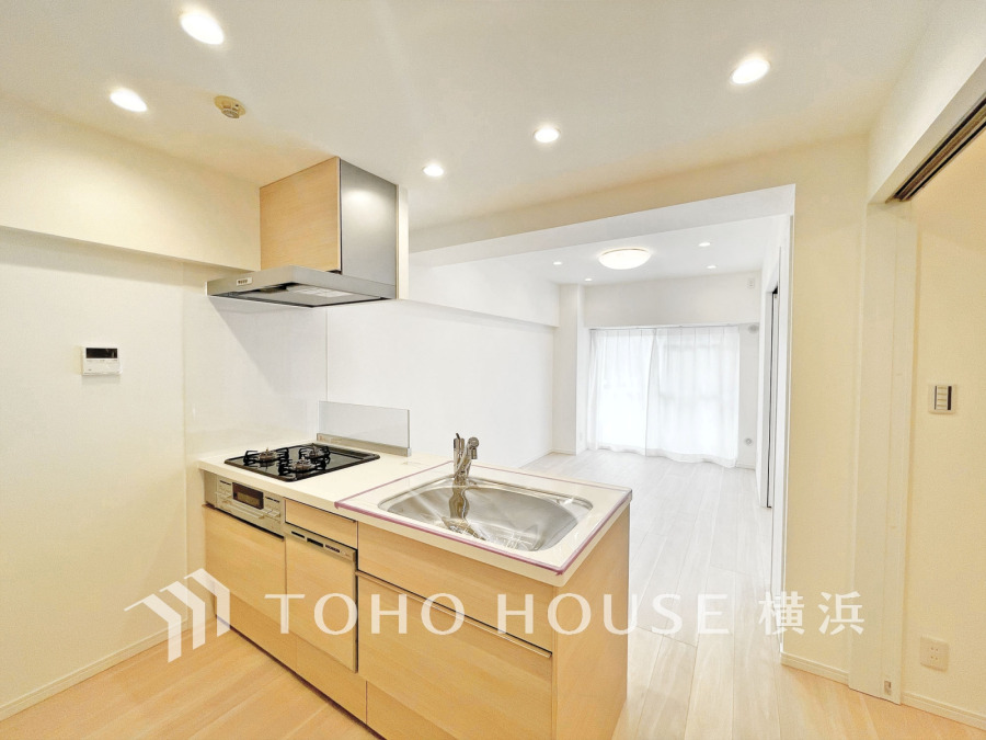 機能性とデザイン性を兼ね備えたシステムキッチン。リビングとの一体感も考慮され、美しい空間が実現。
