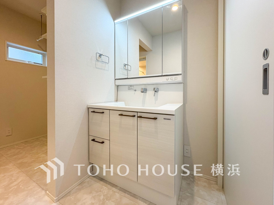 十分な大きさの洗面台は、身だしなみチェックや歯磨きなど、朝の慌ただしい時間でも余裕とゆとりを感じて頂けます。