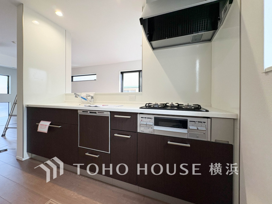 広く取られた対面キッチンは、リビングで寛ぐご家族と会話をしながらお料理が出来ます。高級感のあるカラーで空間をより上質な雰囲気にした、清潔感のあるデザインです。