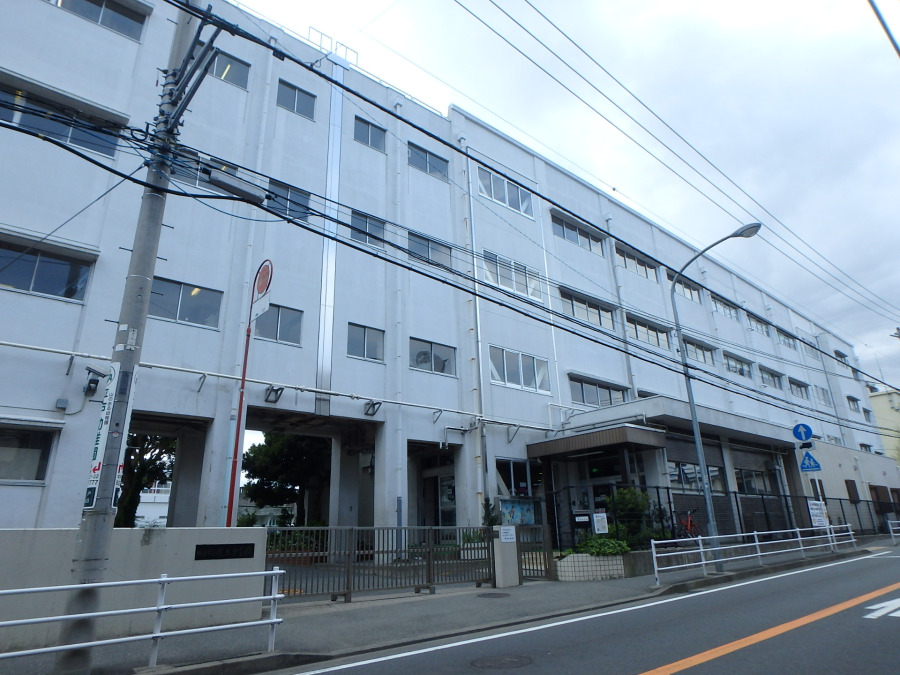 横浜市立境木中学校　約700ｍ