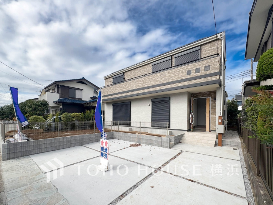 堂々たる趣ながら、主張し過ぎずどこか余裕を感じさせるシャープなフォルムで佇む邸宅は、晴天の空と照らし合わせる事で、本来あるべき完成形の姿を見せてくれます。 