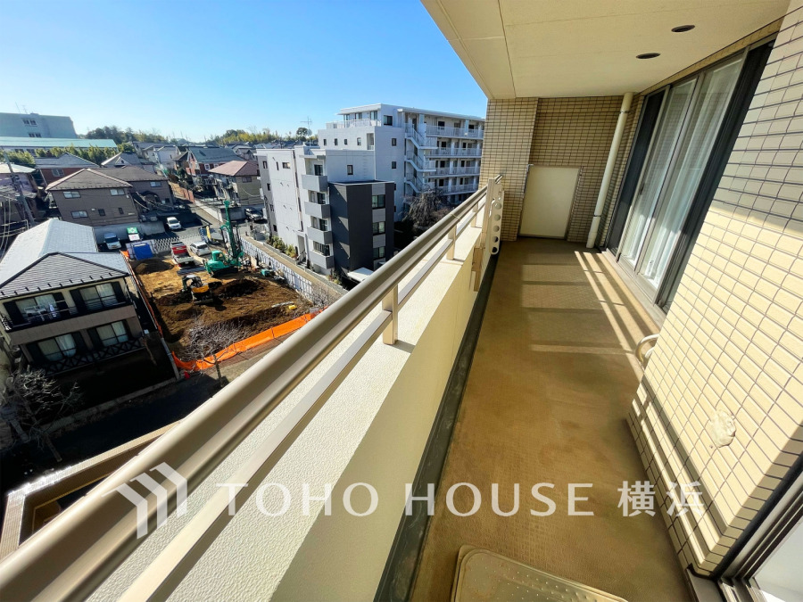 南東向きで陽当たり良好なバルコニー。開放感あふれる眺望で、ゆったりとしたくつろぎの時間を提供します。