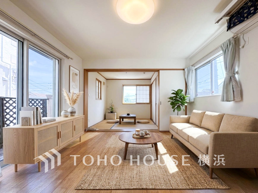 家族との何気ない日常を上質に。時を忘れるほど心地よく、ゲストも温かく迎え入れる快適なリビング。※生成AIによるイメージです。家具・小物は販売価格に含まれません。