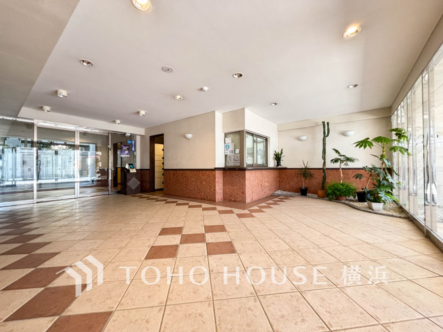 上品で清潔感があるエントランスは住人やゲストを迎え入れ、そして送り出す場にふさわしい上質な空間です。プライベート感が高まるシックな装いのエントランス。