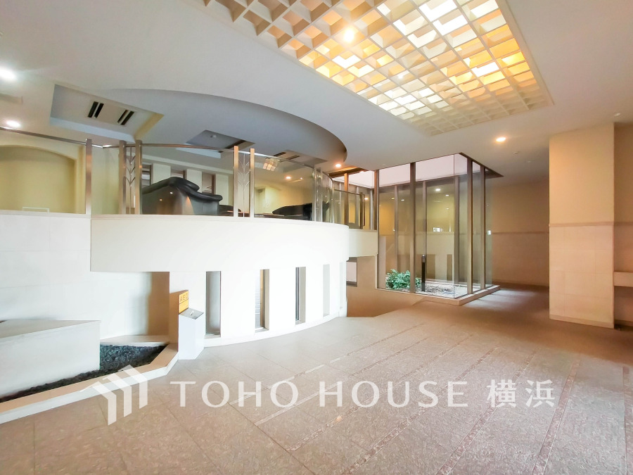 広々としたエントランスは柔らかな光に包まれ、ウェルカムラウンジを備えた優美な空間です。