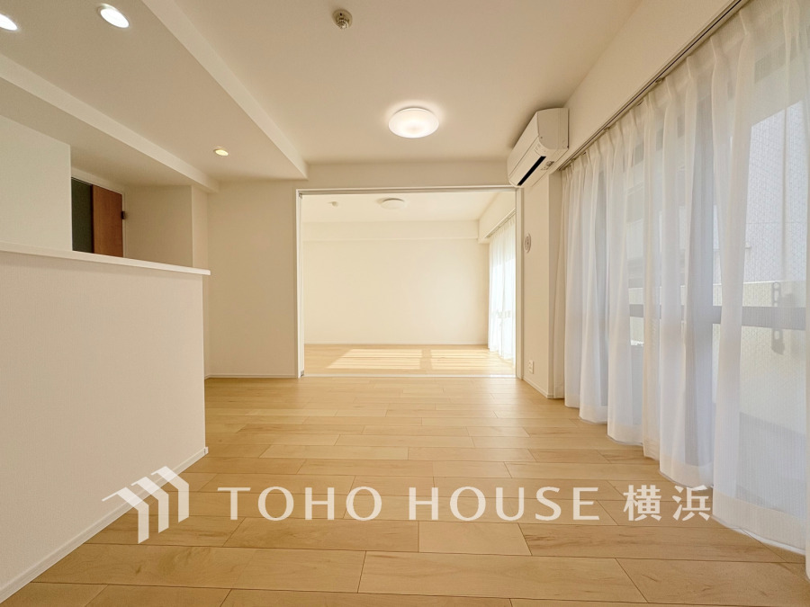 家族と過ごすひと時を溢れる光が優しく包み込むリビングダイニング。家族とともに、心穏やかに過ごすひととき。家族との時間、自分の時間を大切にできる空間がここにあります。