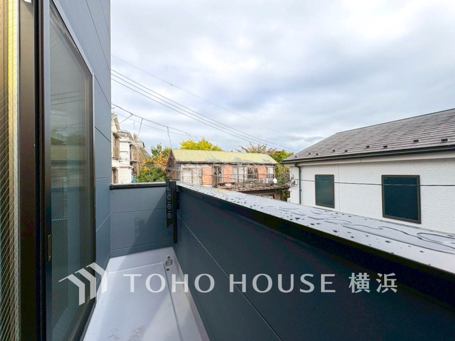 広いバルコニーは、暮らしの中での光と風を演出してくれています。見事なまでの開放的な空間をお楽しみください。