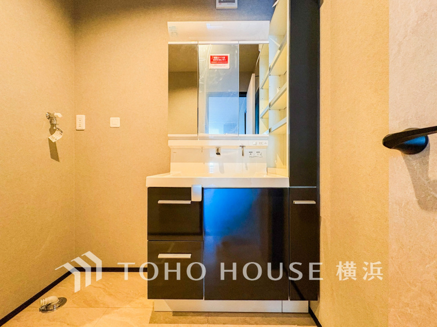 清潔感のあるプライベート空間は、身だしなみチェックや肌のお手入れに最適です。収納もあり、スッキリと見映えの良い空間に拵えました。時間に余裕とゆとりを持たせます。