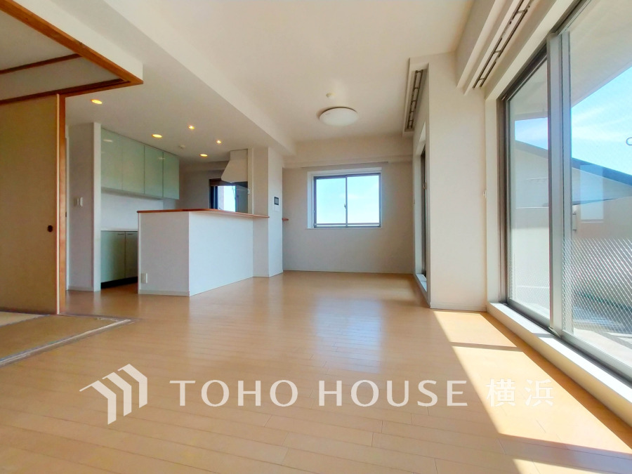 太陽の恵みを受けた明るい空間。吹きぬける風を感じながら爽やかで風通しの良い暮らしが叶います。
