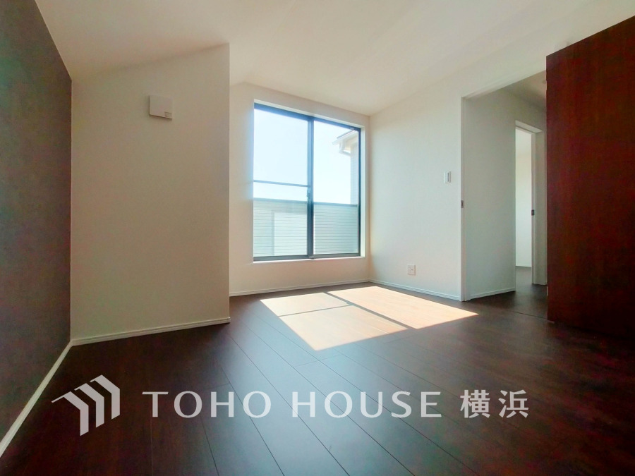 ひとりの時間をゆったり過ごしたり、静かな環境で趣味に打ち込んだり、自分時間を快適に過ごすプライベートルーム。大きな窓で彩られた空間は、心地よい風と伸びやかな眺めを愉しむ特等席に。