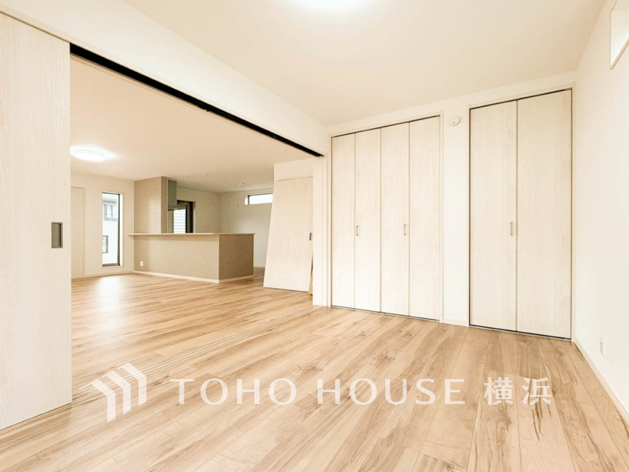 快適に過ごす条件は、一人ひとり違います。飾リ過ぎないシンプルな内装と偏り過ぎないデザインで統一しております。居住していく中でオーナー様だけの【マイホーム】に創り上げて下さい。