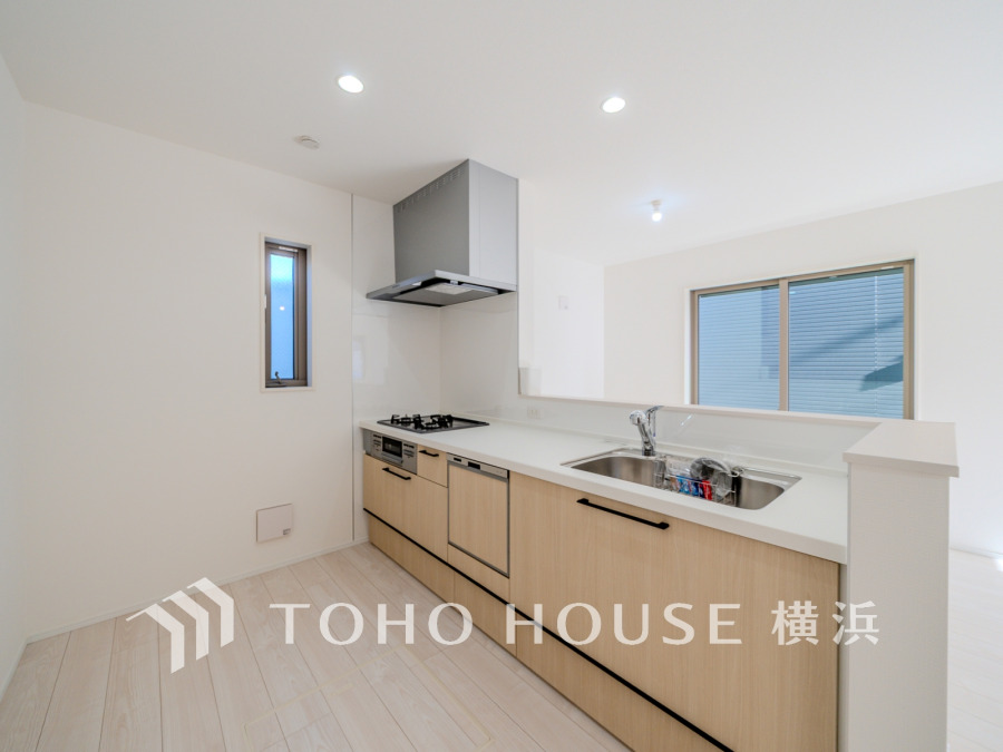 明るく開放感のある対面キッチン。使いやすい収納と充実設備で快適な料理時間を実現します。