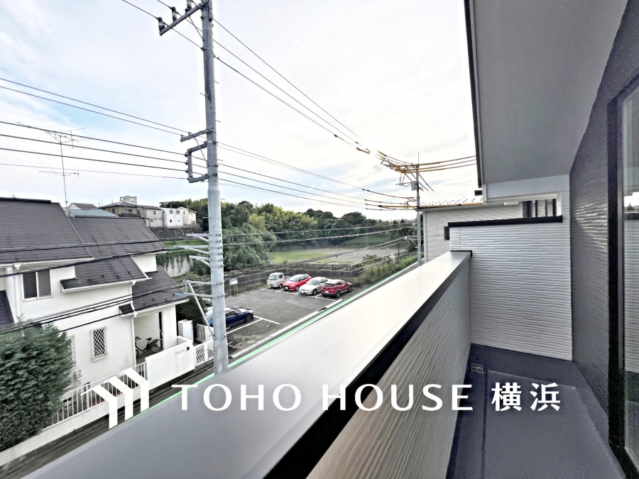 広いバルコニーは、暮らしの中での光と風を演出してくれています。見事なまでの開放的な空間をお楽しみください。