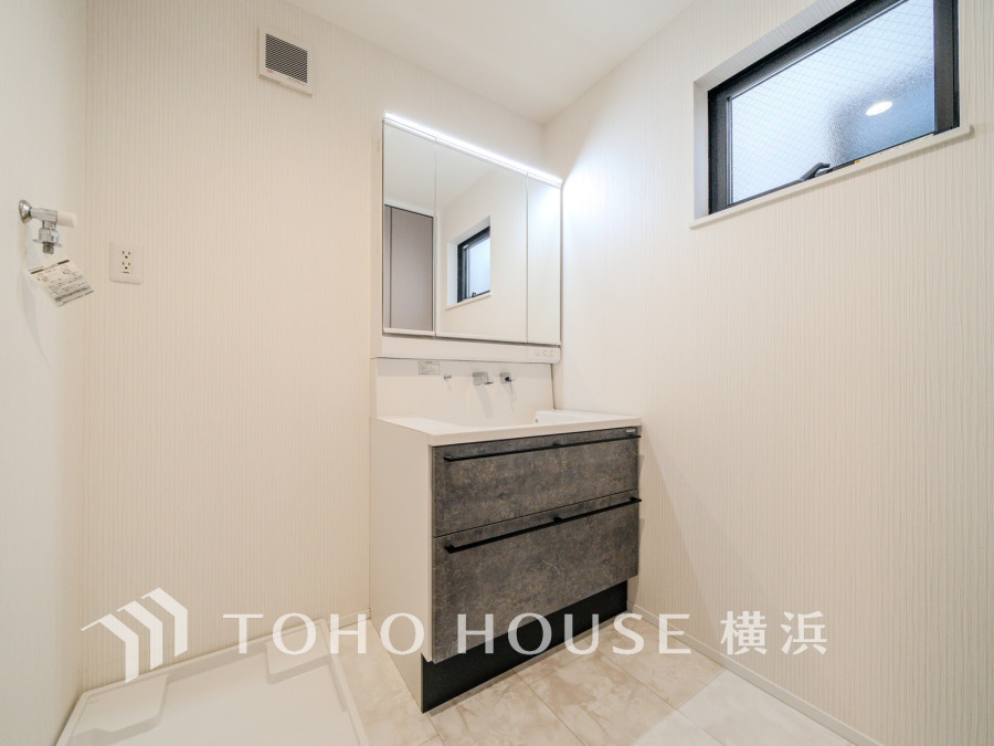 十分な大きさの洗面台は収納もさる事ながら、身だしなみチェックや歯磨きなど、朝の慌ただしい時間でもホテルライクなスペースで余裕とゆとりを感じて頂けます。 