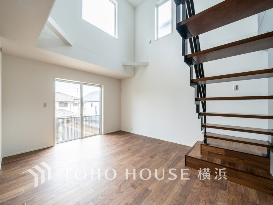 リビングには、お洒落なインテリアのように目を惹く、スタイリッシュなスリップ階段。ご家族のコミュニケーションが取りやすく、自然と挨拶を交わせるような設計です。