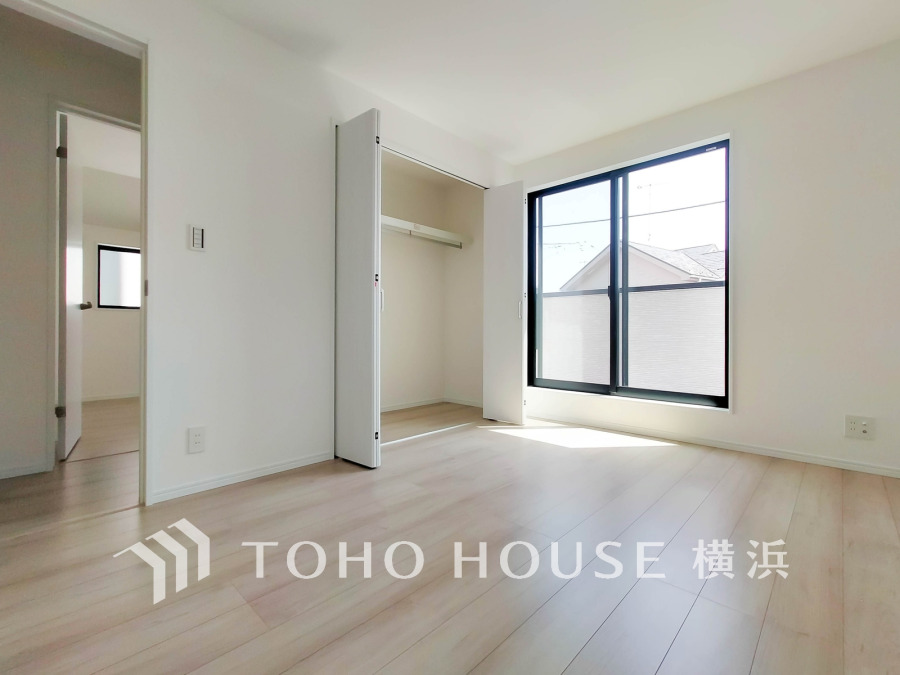 バルコニーに面した明るい洋室。穏やかな陽射しが、ゆったりとした寛ぎの時間を包みます。
