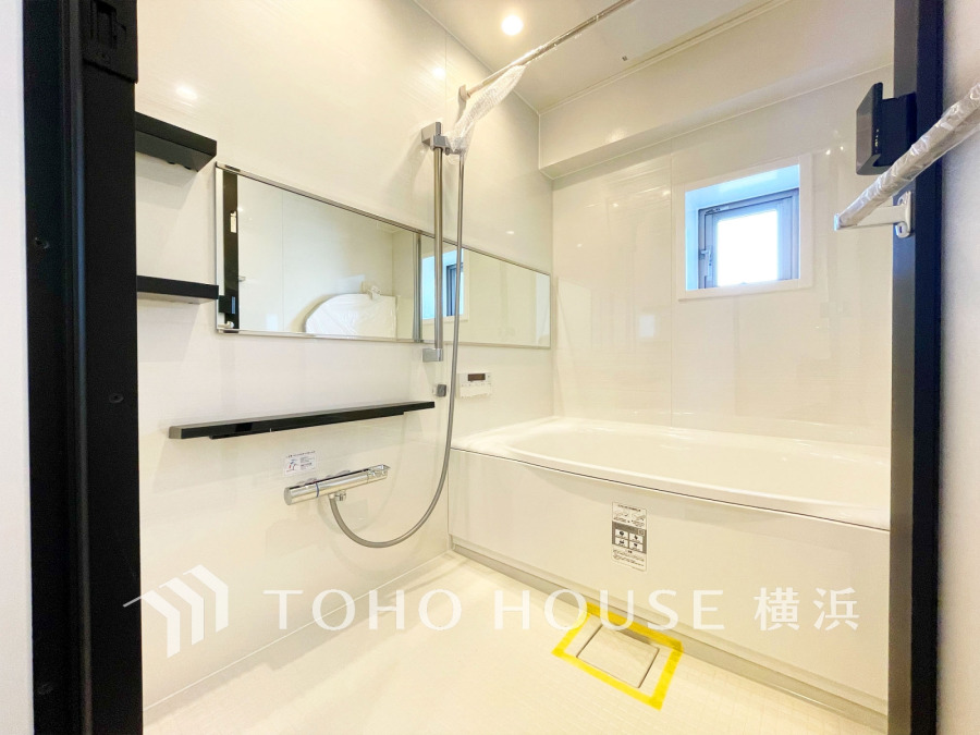 心地よいリラックスを叶える清潔感溢れる美しい空間。快適で機能的なバスルームです。
