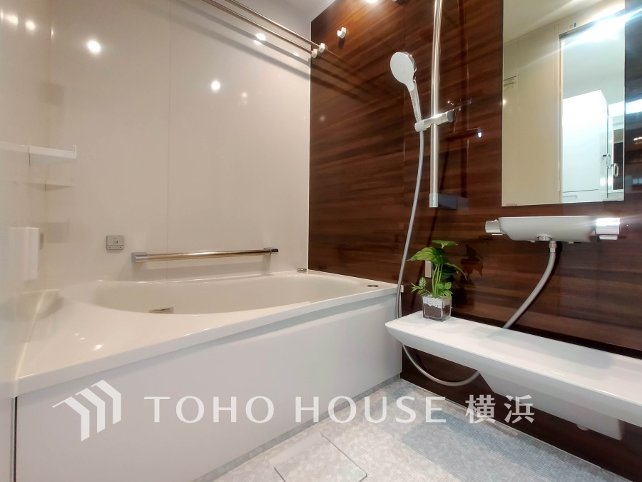 上質が感じられる質感とカラーリングで、清潔な空間美を実現。一日の疲れが癒される優雅なバスタイムを堪能できるゆとりあるバスルームです。