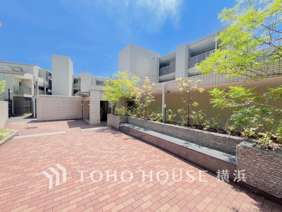 植栽の位置や開放的なエクステリアも含めて美しくトータルにデザインされています。時間のゆとりと空間、爽やかな陽光がもたらす光と風を贅沢なまでに感じる暮らしが始まります。