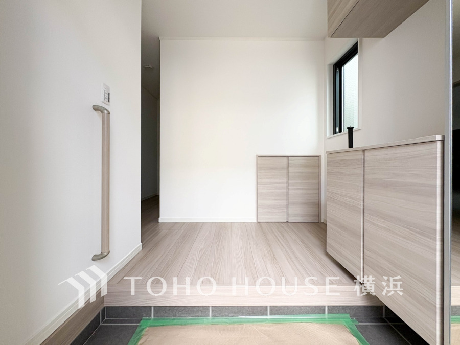 ご家族の帰り、訪れる方を優しく迎え、やすらぎに満ちた生活空間を予感させる。健やかな暮らしを楽しめそう。