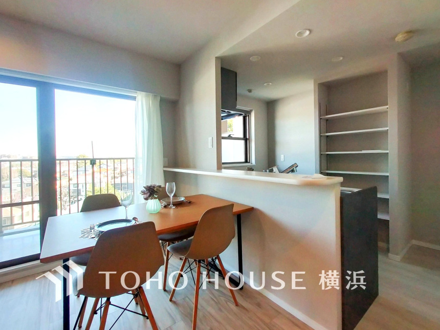 穏やかな時間の流れを楽しみ、寛ぎと笑顔が溢れるリビング。会話を楽しみ、ご家族の何気ない日常にいつもあたたかな幸せの花を添えます。