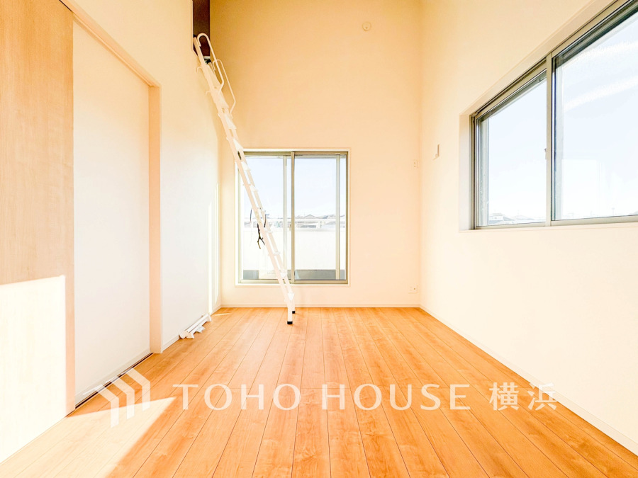 陽光あふれる明るい洋室。ロフトへの梯子付きで、空間を有効活用できる快適な住まいです。