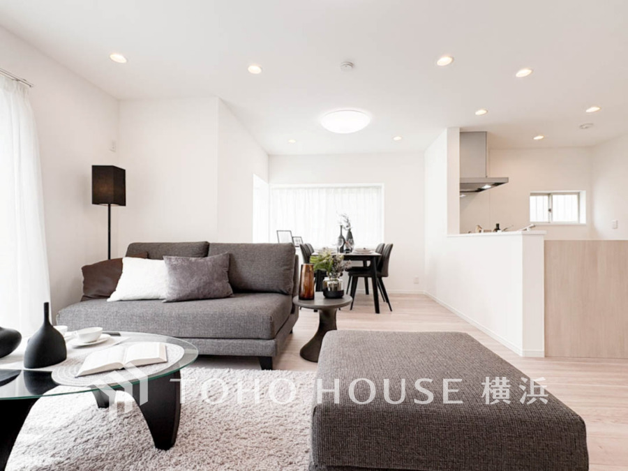 柔らかな色合いのフローリングと清潔感の溢れるクロスが明るい空間を創り出しているリビングダイニング。憩いの場に相応しく、ここで楽しむ家族の時間が絆をより深めてくれそうです。