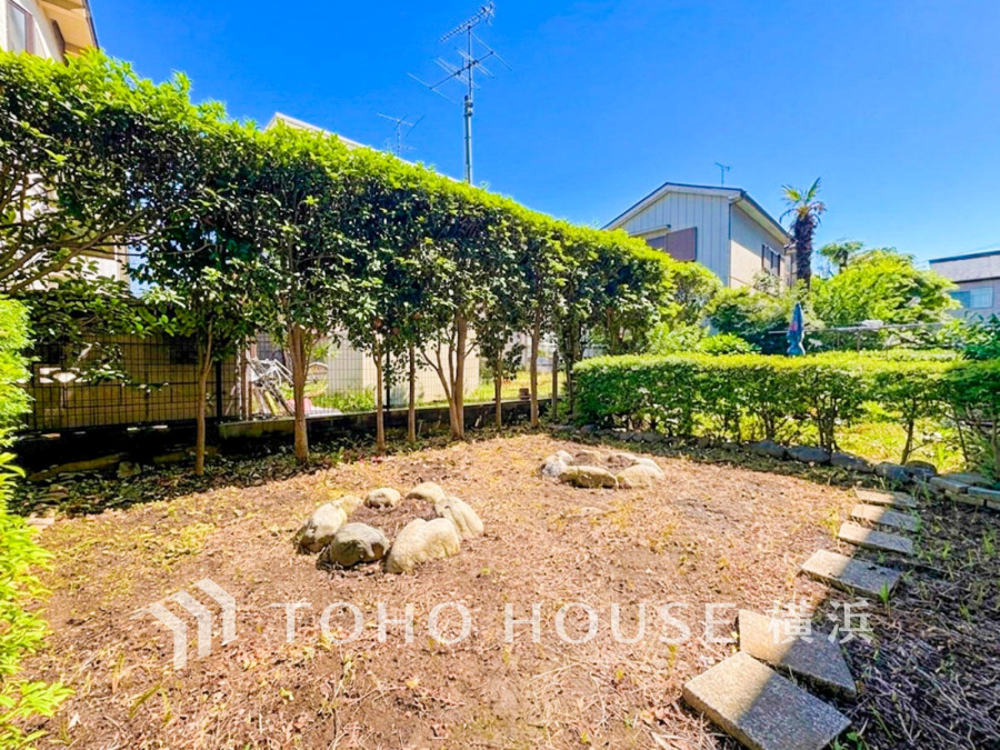 ガーデニングなども楽しめる広い専用庭付きです。陽当り良好で開放的な空間が広がり戸建てライクな暮らしを楽しめます。