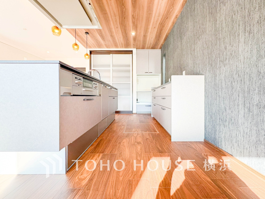 収納棚とパントリーを設置したキッチン。統一感があり美しく、機能性も良好です。
