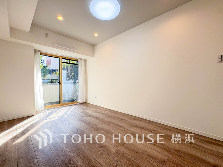 大きな窓からたっぷりと陽光が注がれる明るい空間。家族の成長に対応できる永住仕様の間取り。時を忘れて過ごす場所として過ごせるお部屋。