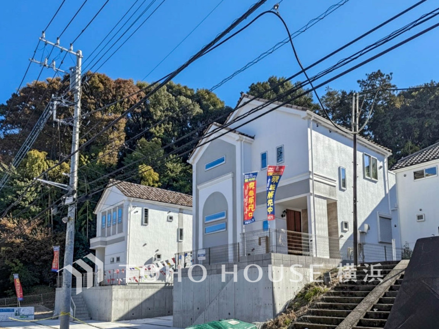 爽やかな青空の下に贅沢なほどに降り注ぐ陽光、豊かな居住性と、クオリティが見事に調和した住空間は、住まうことの喜びを感じさせてくれます。