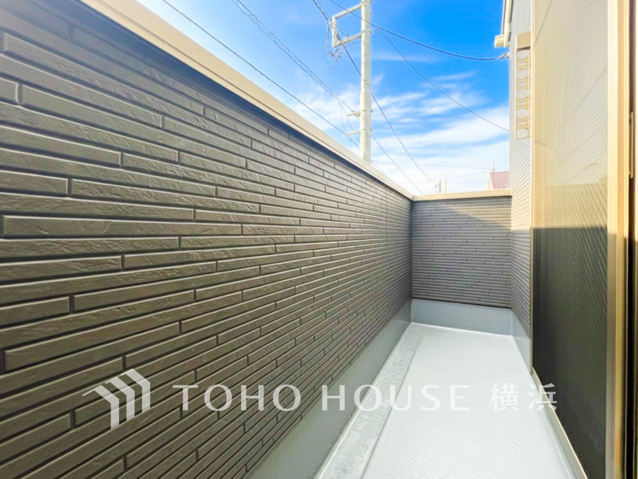 気持ちのいい空が見渡せる広いバルコニー。爽やかな風を感じて、心躍る素敵な暮らしがはじまります。