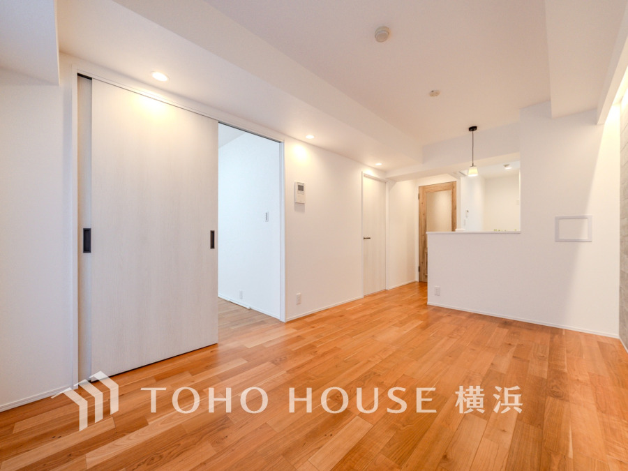 温かみのある木目床と白壁が調和する、明るく開放感あふれるリビングダイニング空間です。