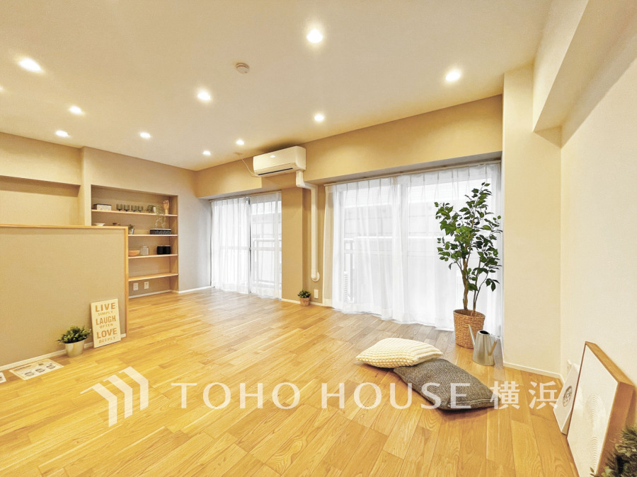 広く取られた窓からたっぷりと光が入る明るい空間。