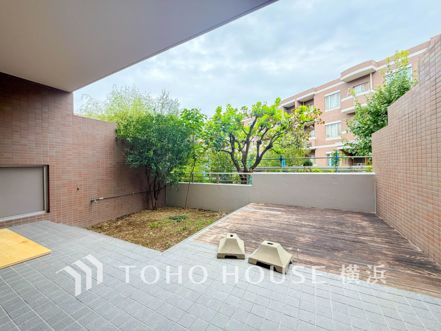 リビングの先には戸建感覚のテラス&専用庭。お天気の良い日にはアウトドアリビングとしてお外で朝食やティータイムなども素敵ですね。