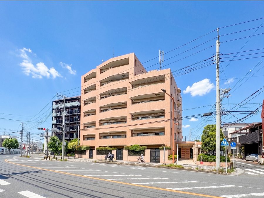 陽当たり良好な角地に建つ、上質感のある落ち着いたカラーの7階建てマンションです。お買い物施設や生活施設など、周辺環境も整っています。